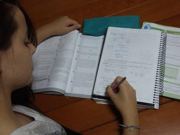 Jovem de Mogi dedica 11 horas de estudos diários para o Enem (Foto: Gustavo Prieto/ arquivo pessoal)