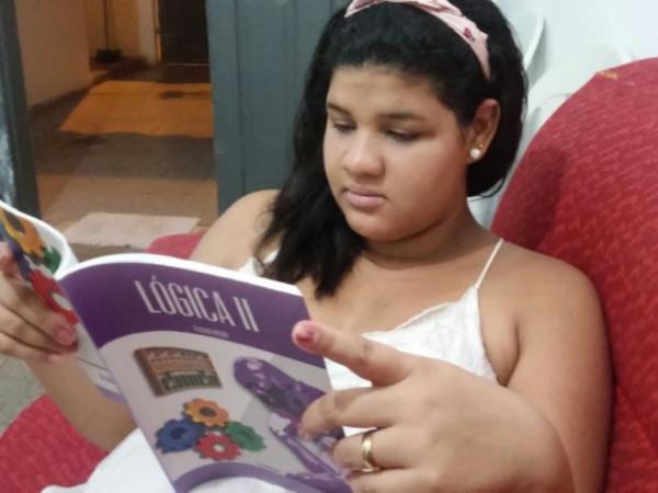 Beatriz Rocha, de 20 anos, se prepara para o Enem (Foto: Gil Oliveira/TV Clube)
