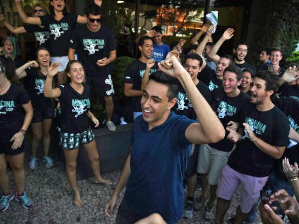 Aluno festeja a aprovação no vestibular da Fuvest (Foto: Fabio Tito/ G1)