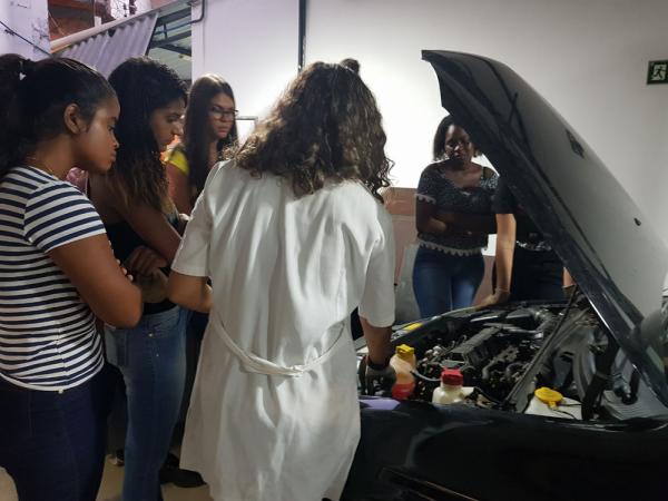 Mulheres no volante: universidade promove curso de mecânica automotiva exclusivo para elas 
